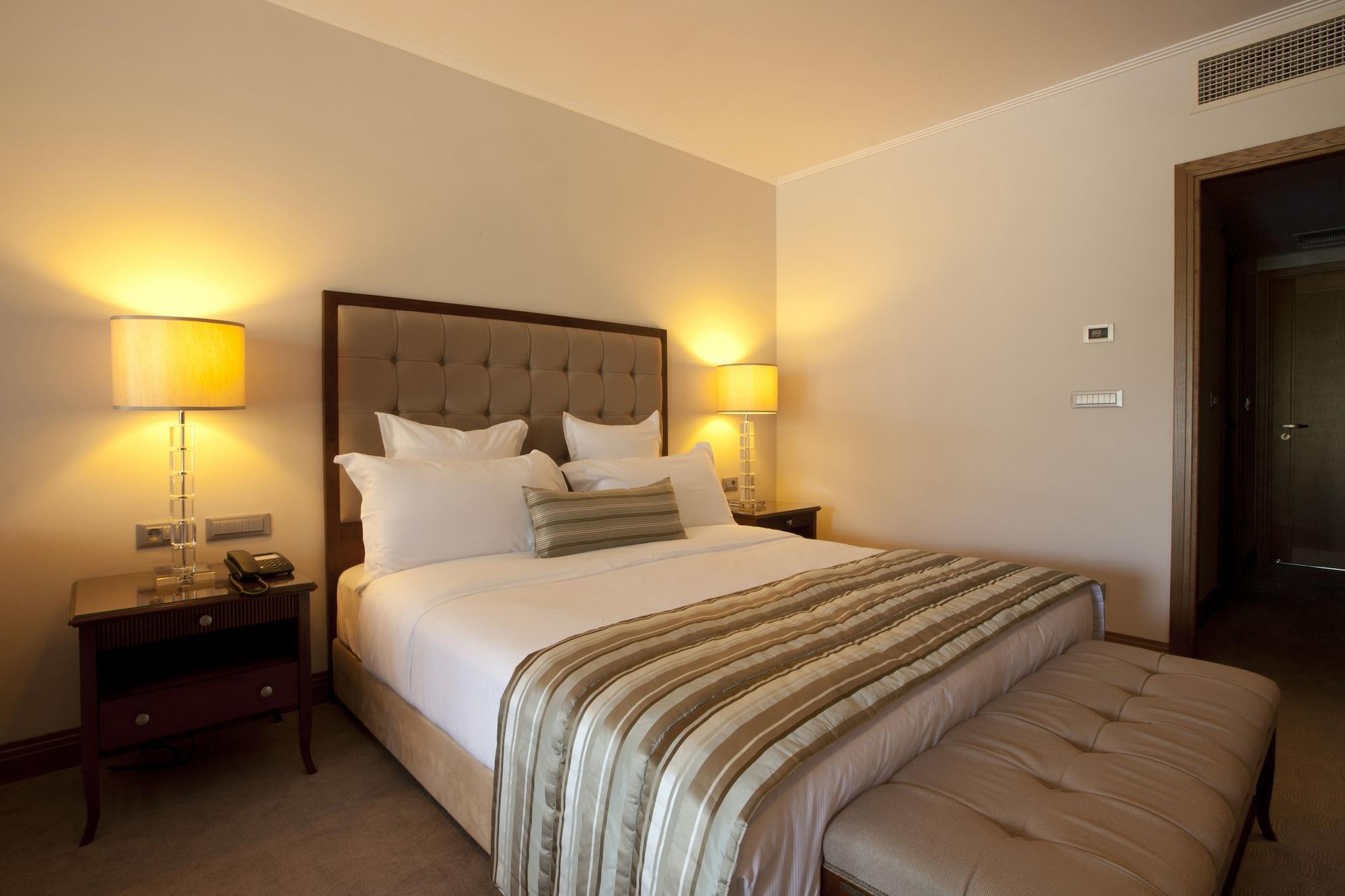 호텔 뒤 락 콩그레스 센터&스파 이오아니아 외부 사진 A bedroom at the Taj Bengal