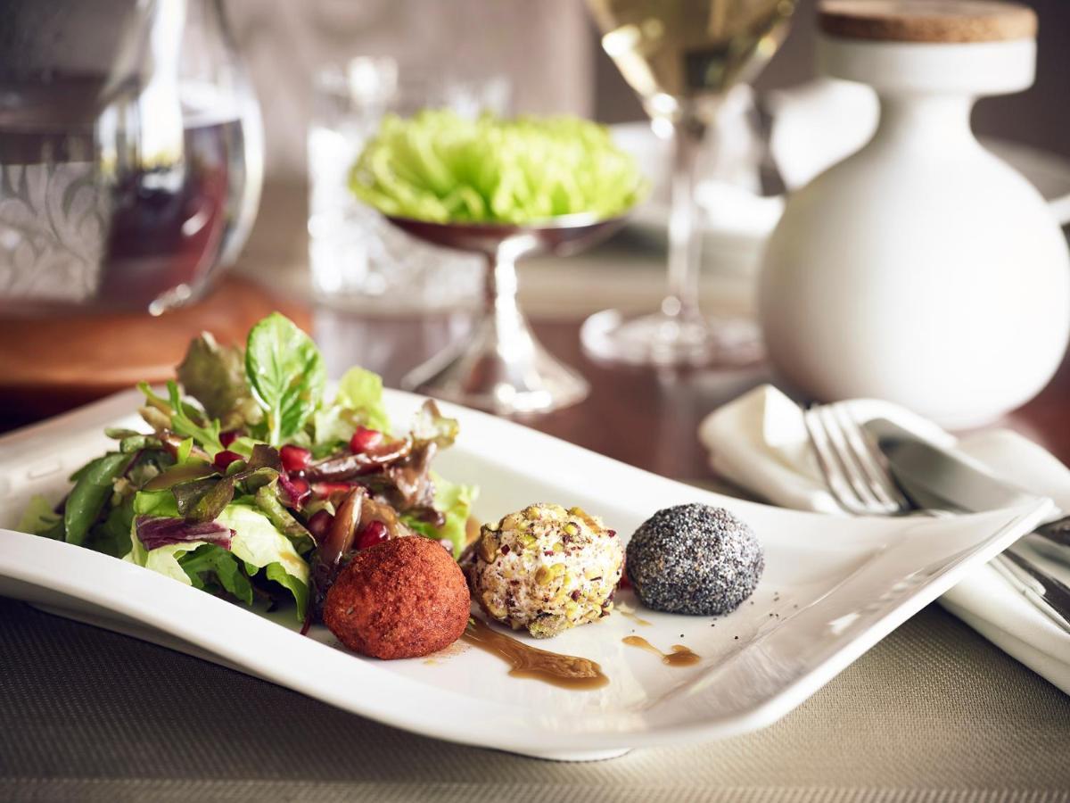 호텔 뒤 락 콩그레스 센터&스파 이오아니아 외부 사진 A plate of canapés
