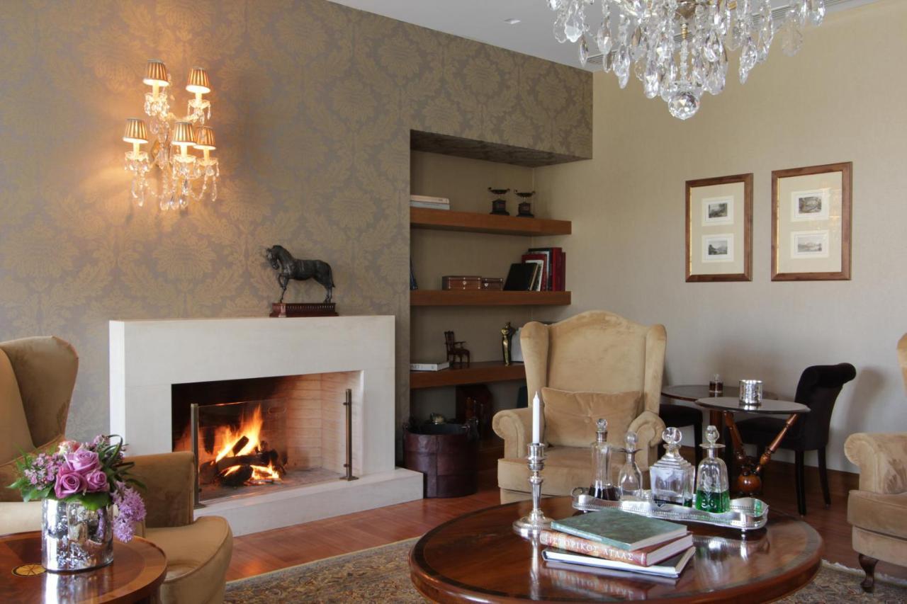 호텔 뒤 락 콩그레스 센터&스파 이오아니아 외부 사진 A fireplace in a living room