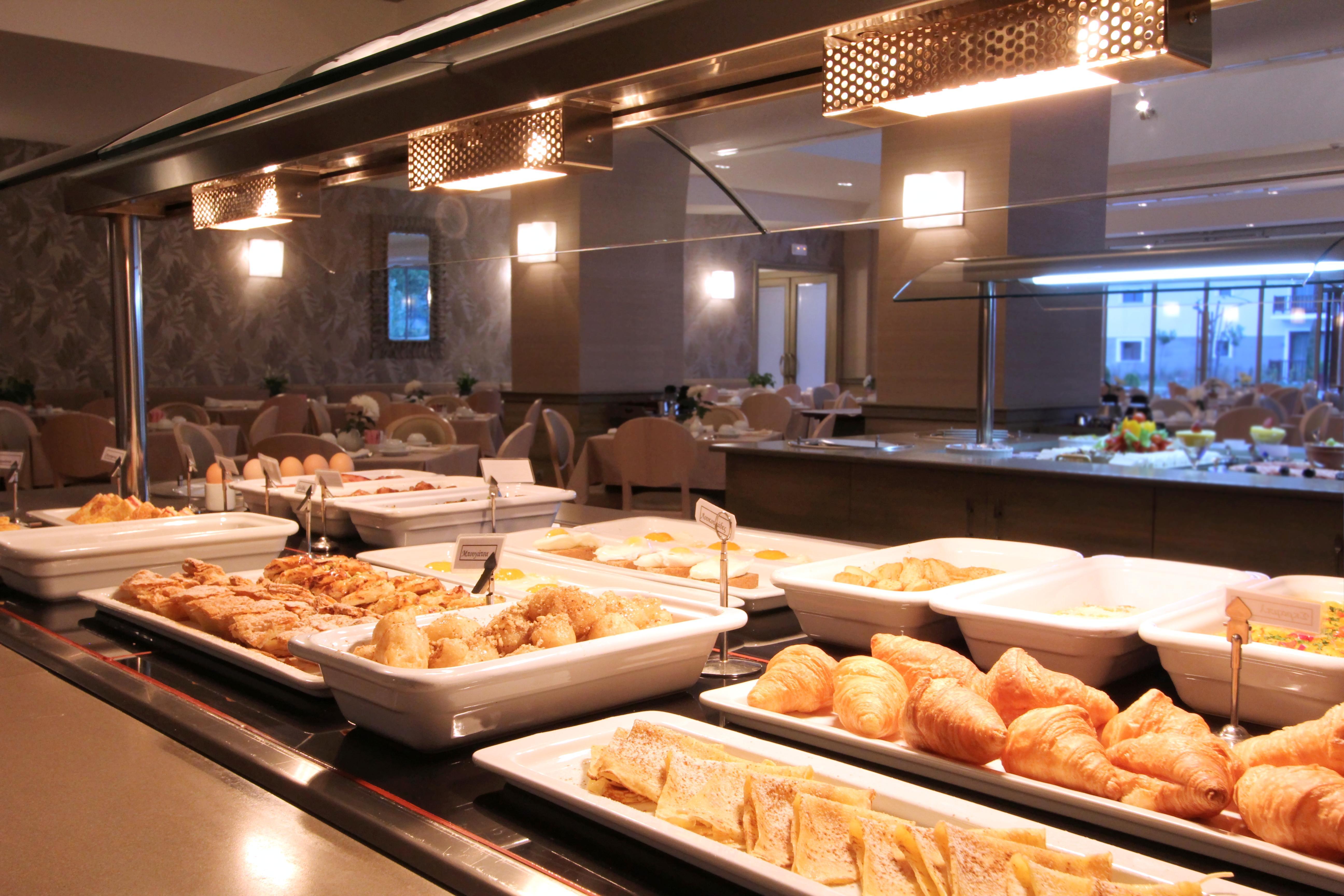 호텔 뒤 락 콩그레스 센터&스파 이오아니아 외부 사진 A buffet at a hotel