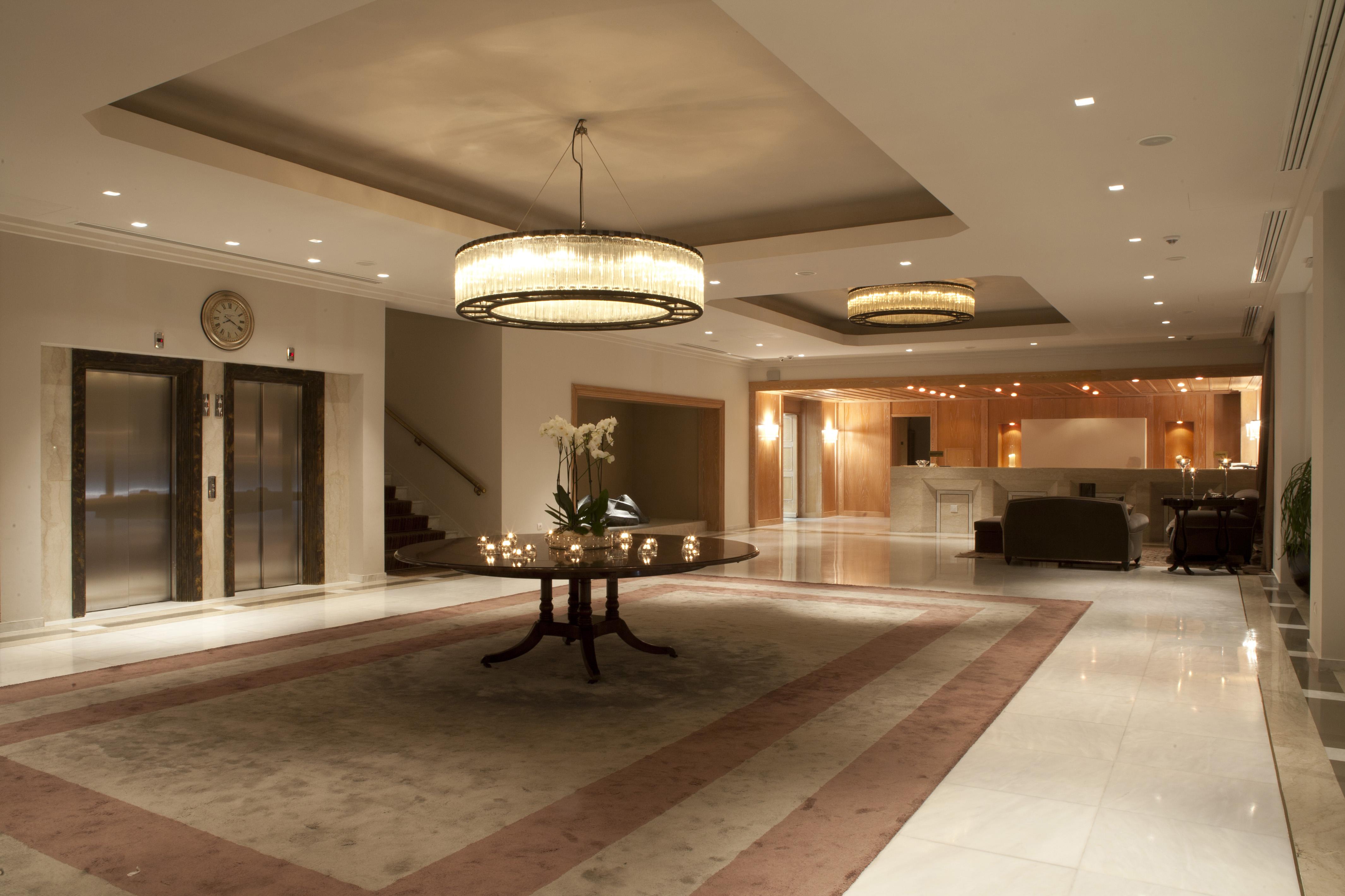 호텔 뒤 락 콩그레스 센터&스파 이오아니아 외부 사진 The lobby of the hotel