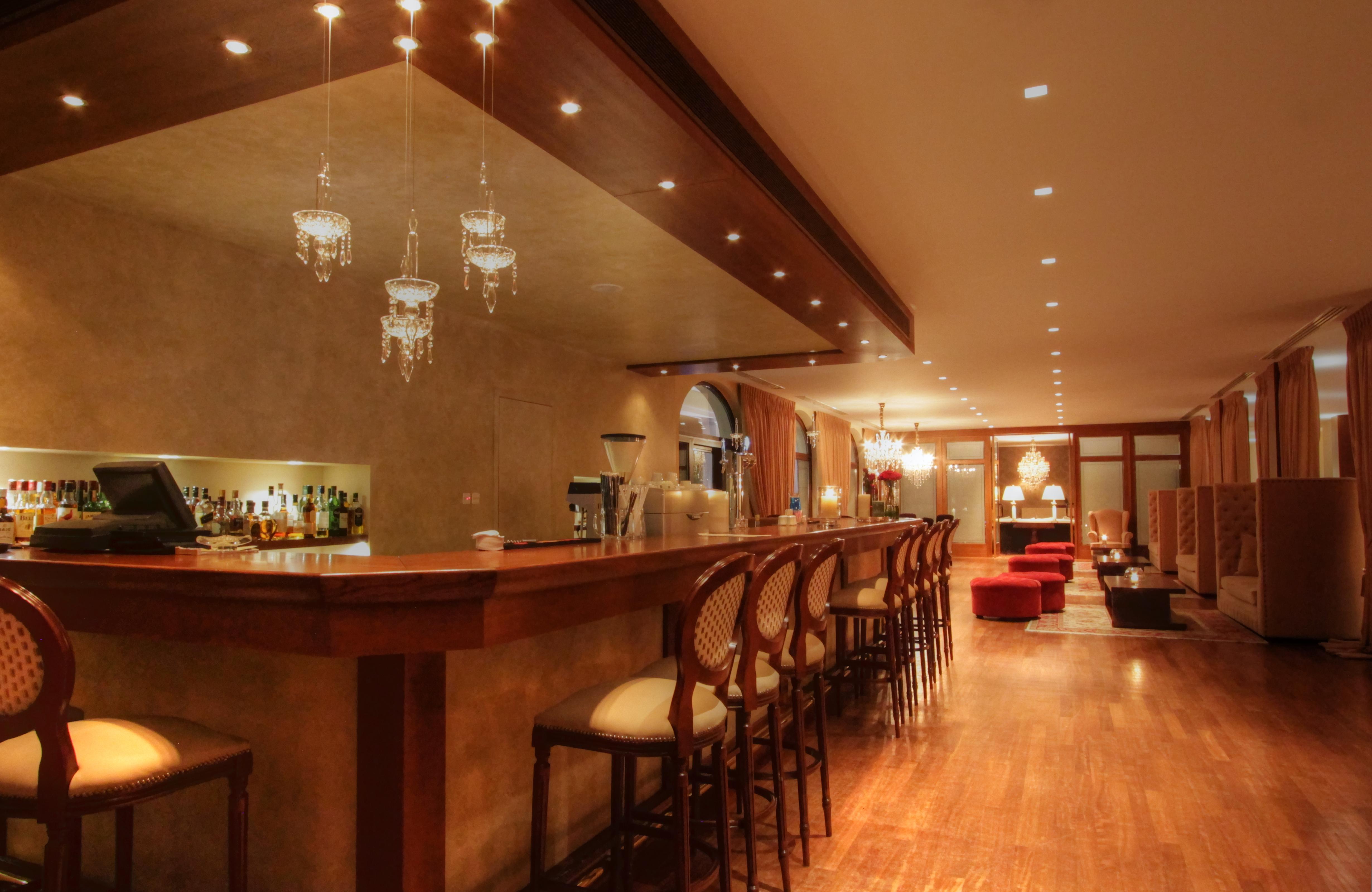 호텔 뒤 락 콩그레스 센터&스파 이오아니아 외부 사진 The bar at the hotel