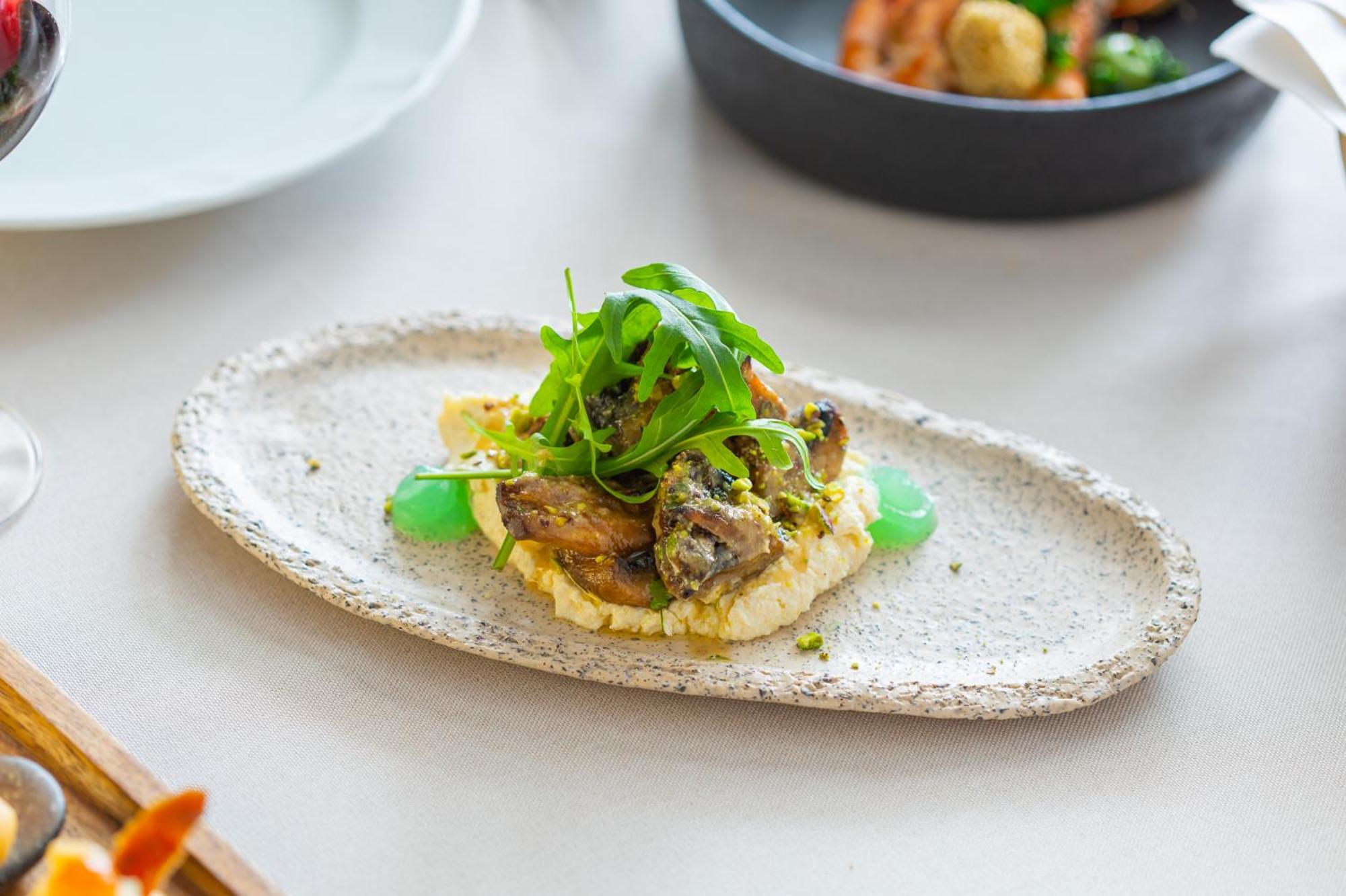 호텔 뒤 락 콩그레스 센터&스파 이오아니아 외부 사진 Aubergine with tahini