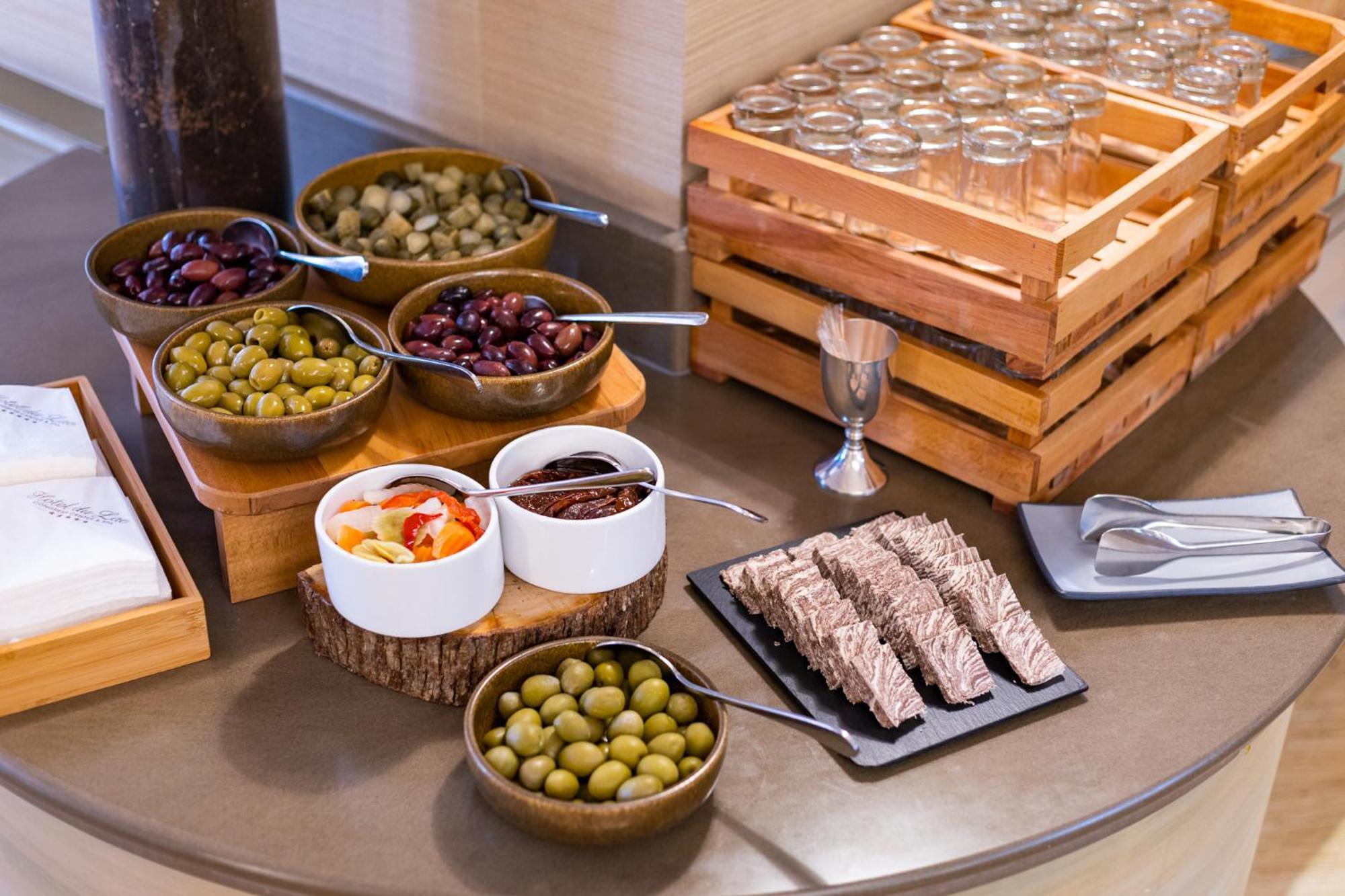호텔 뒤 락 콩그레스 센터&스파 이오아니아 외부 사진 A selection of olives and olive oil