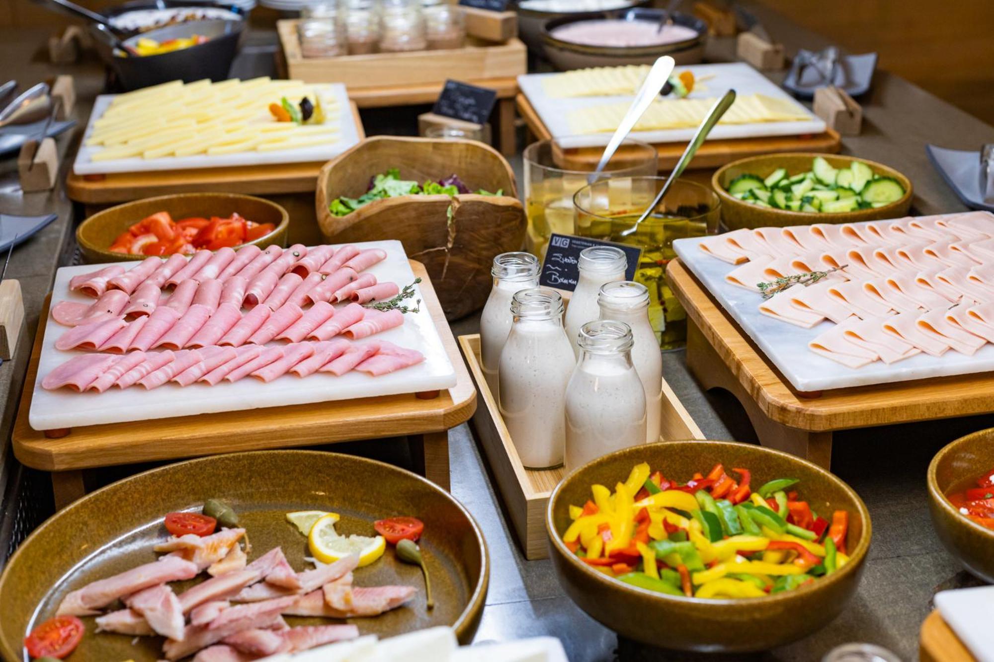 호텔 뒤 락 콩그레스 센터&스파 이오아니아 외부 사진 A buffet at a hotel
