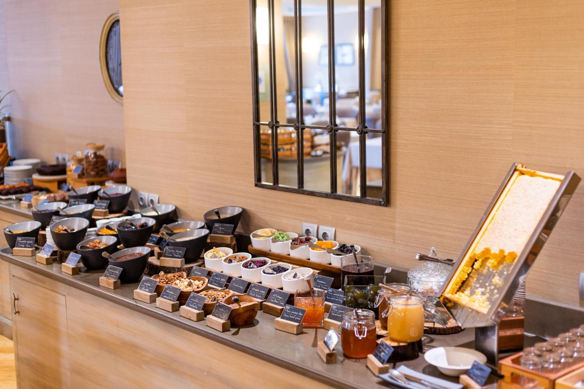 호텔 뒤 락 콩그레스 센터&스파 이오아니아 외부 사진 A buffet at a hotel
