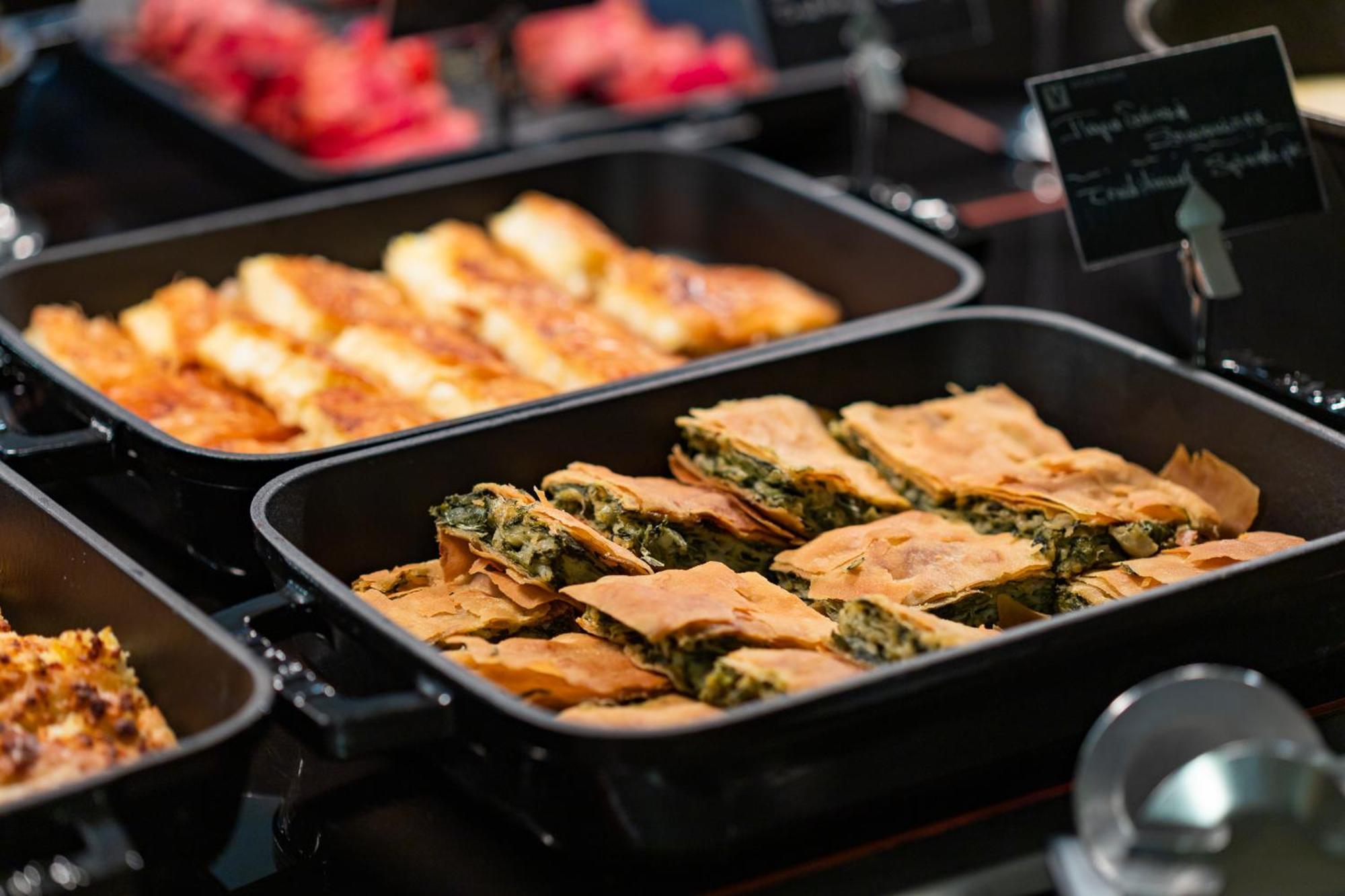 호텔 뒤 락 콩그레스 센터&스파 이오아니아 외부 사진 A selection of food at a buffet
