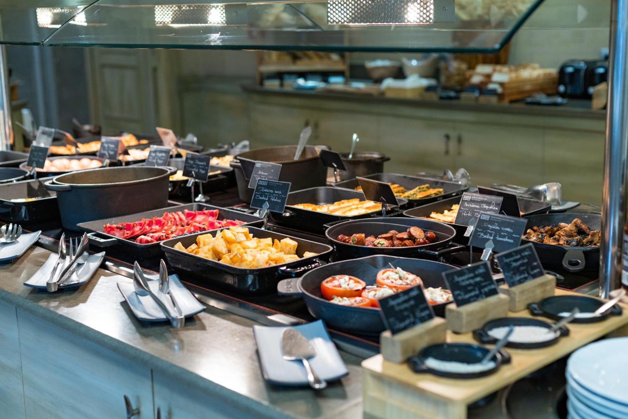 호텔 뒤 락 콩그레스 센터&스파 이오아니아 외부 사진 A buffet at a hotel