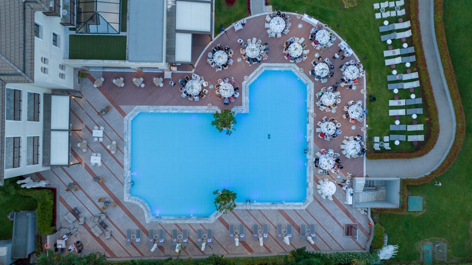 호텔 뒤 락 콩그레스 센터&스파 이오아니아 외부 사진 Aerial view of the pool